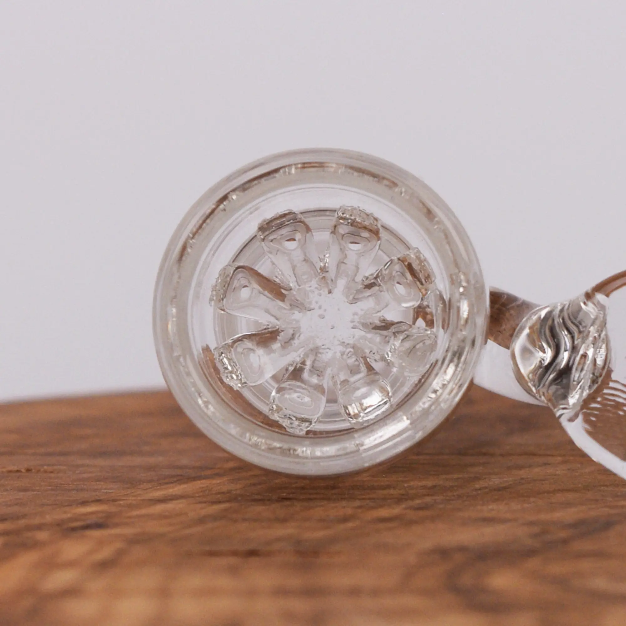 Black Leaf Bong Kopf mit transparentem Griff und Sieb rund aus Glas mit 18,8 mm Schliff Draufsicht