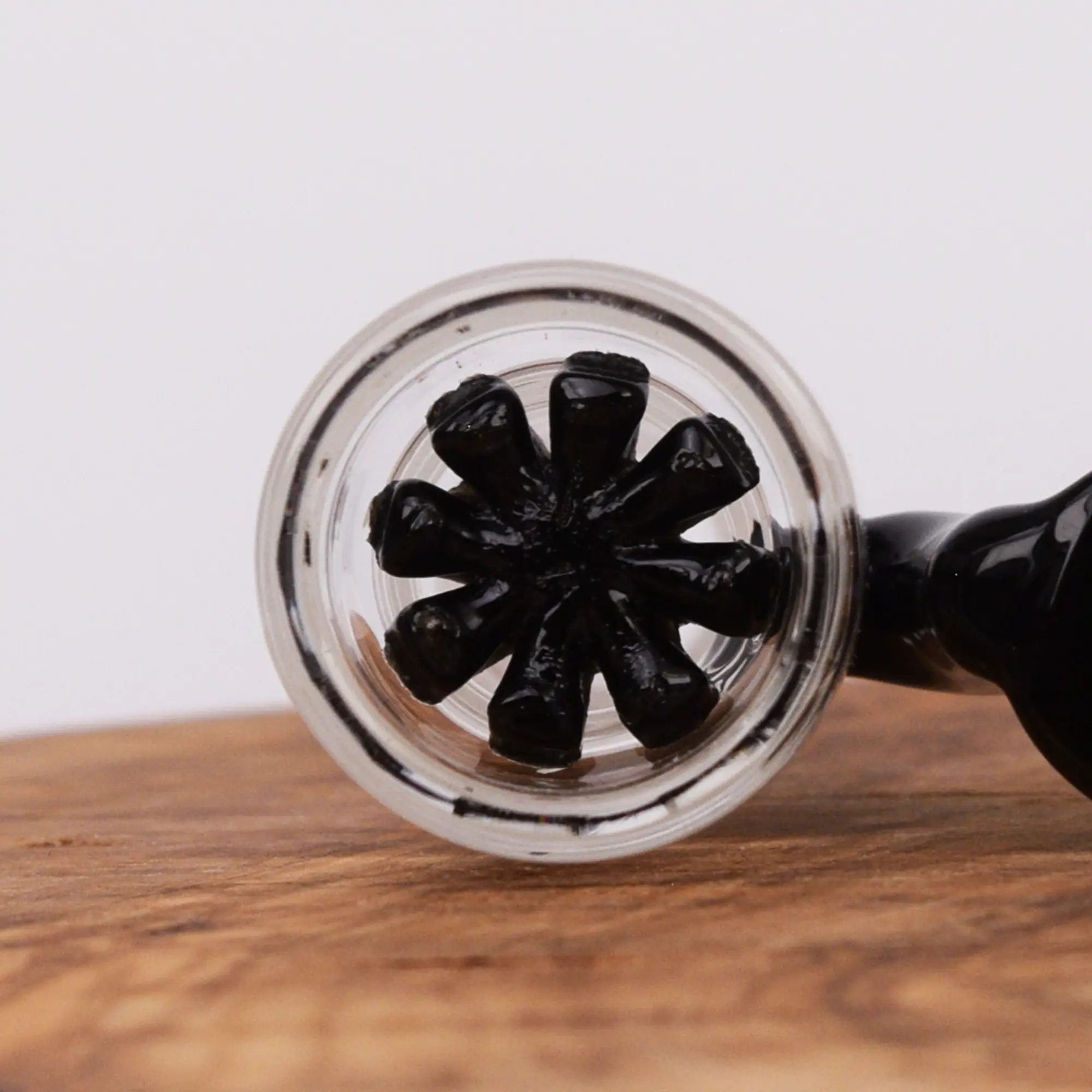 Black Leaf Bong Kopf mit schwarzem Griff und Sieb rund aus Glas mit 18,8 mm Schliff Draufsicht
