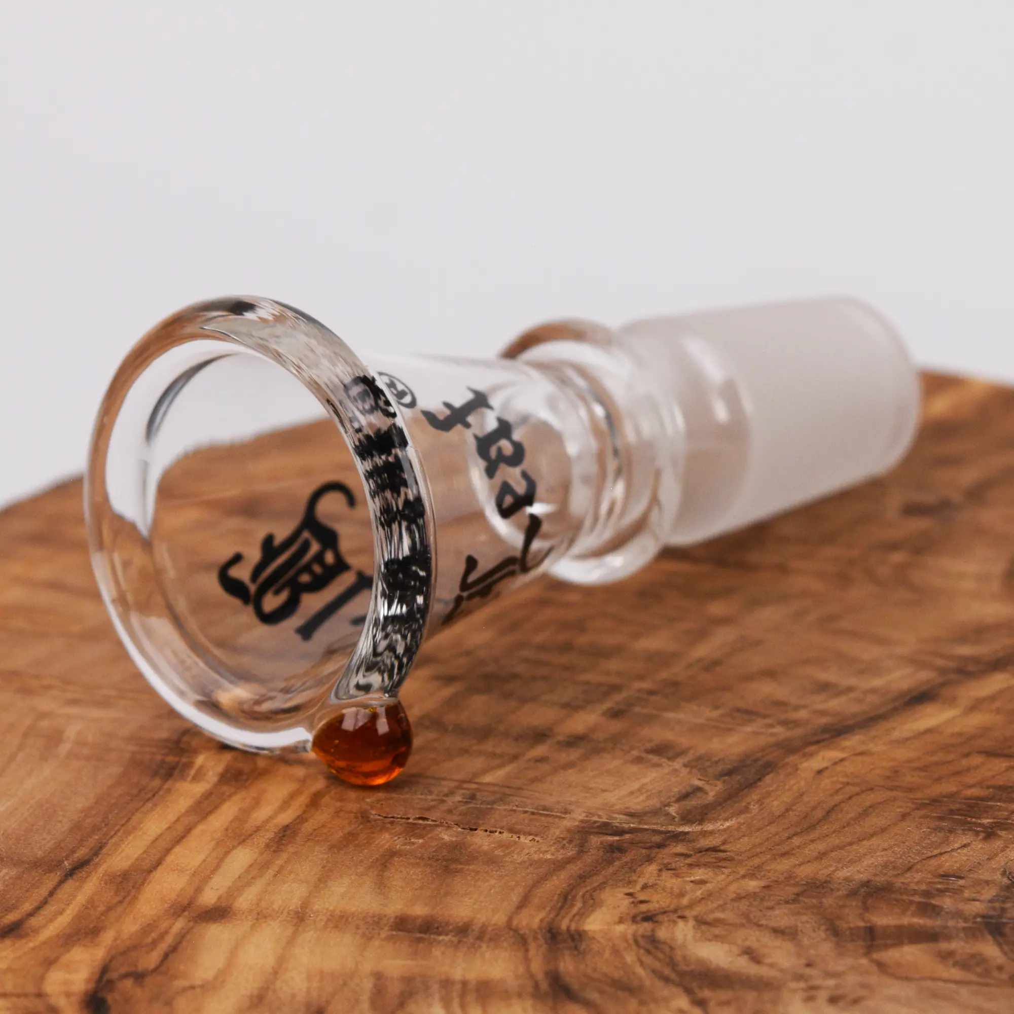 Black Leaf Bong Kopf Cone konisch aus Glas mit 18,8 mm Draufsicht Detailansicht liegend